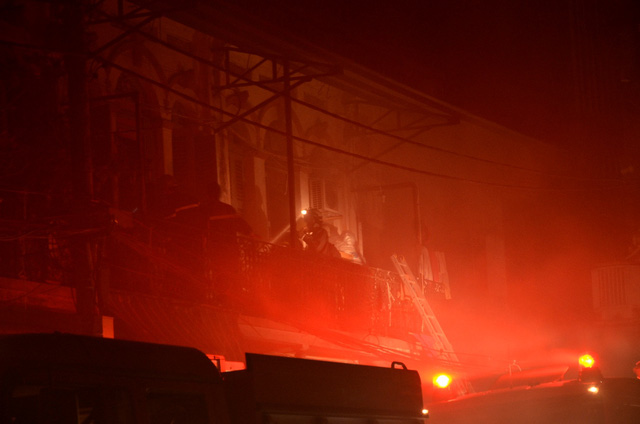 Lính cứu hỏa phải sử dụng mặt nạ dưỡng khí để tiếp cận hiện trường