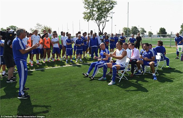 HLV Jose Mourinho yêu cầu các thành viên của Chelsea tưởng tượng họ đang ở trên 1 chiếc máy bay.