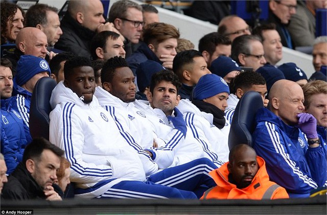 
Diego Costa trên băng ghế dự bị của Chelsea
