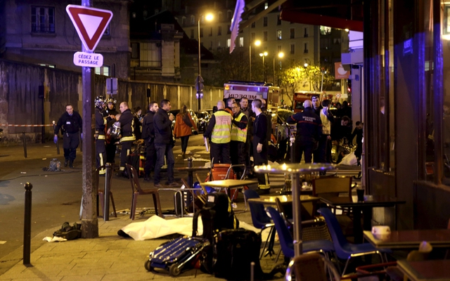 
Quang cảnh một nhà hàng ở Paris sau vụ nổ súng tấn công (Ảnh: Reuters)
