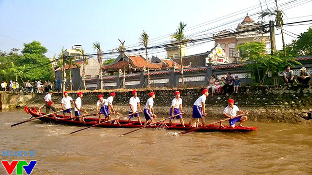 
Bơi trải ở Chùa Keo Hành Thiện, Nam Định khác với các nơi khác ở chỗ 10 người chơi không ngồi bơi mà phải đứng để chèo.
