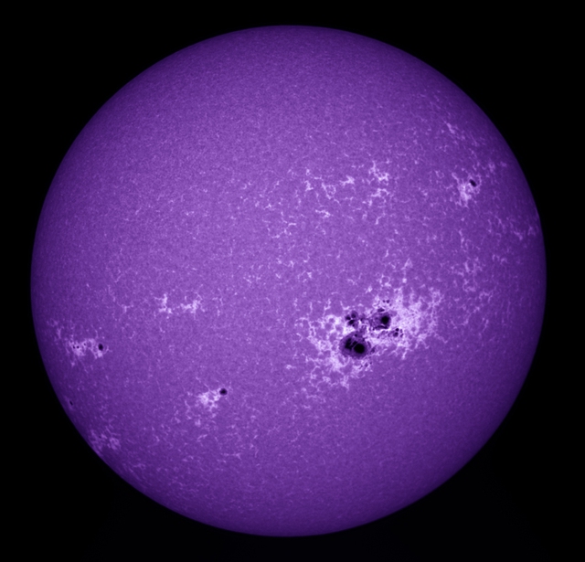 Hình ảnh mặt trời trong bước sóng Calcium K cho thấy những hoạt động dữ dội diễn ra trên bề mặt ngôi sao này. Tác giả: Valery Shamukov