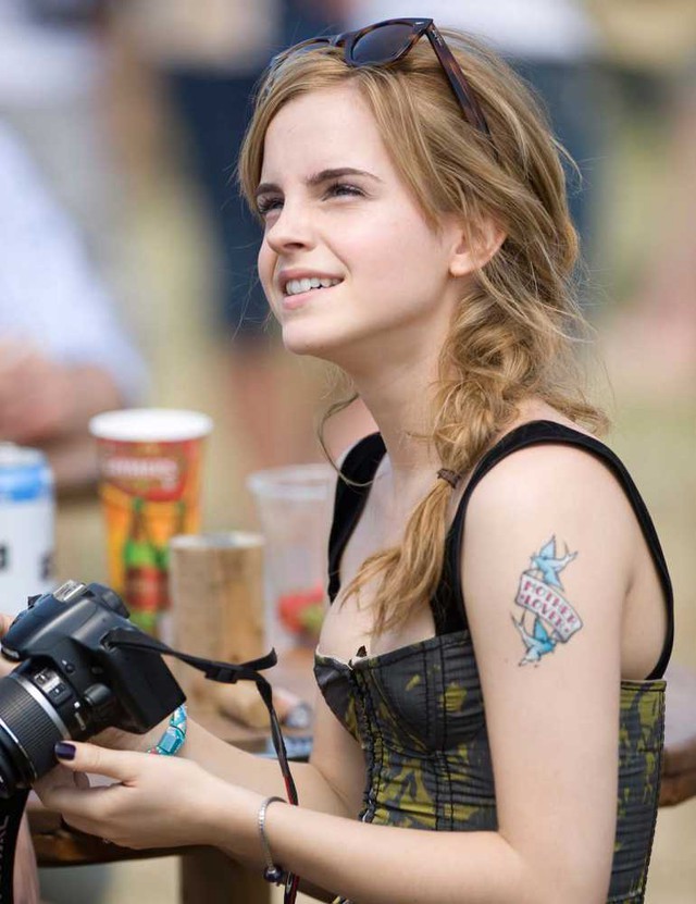 Emma Watson bày tỏ tình yêu với mẹ bằng hình xăm có dòng chữ Mother Lover.