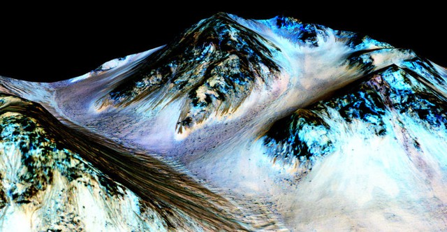 Hình ảnh những dòng nước chảy xuống trên các sườn dốc và hẻm núi (Nguồn: NASA, Reuters)