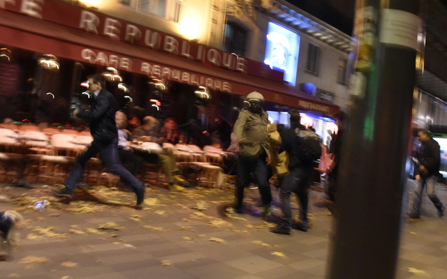 
Người dân tán loạn bỏ chạy sau khi vụ nổ súng diễn ra ở khu vực Quảng trường Place de la Republique (Ảnh: AFP)
