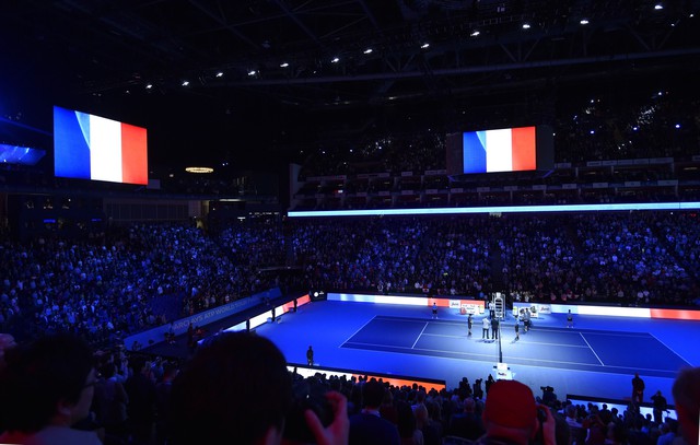 
SVĐ O2 Arena cũng được trang hoàng bằng lá quốc kỳ Pháp
