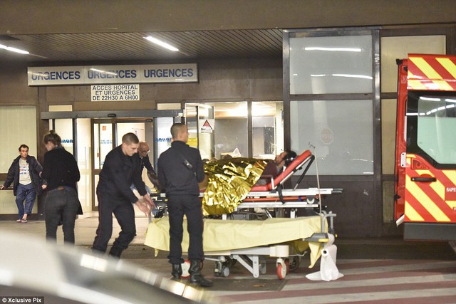 
Gần 100 người đã thiệt mạng sau vụ tấn công đột kích và bắt giữ con tin ở nhà hát Bataclan. Bên cạnh đó, một số người bị thương cũng nhanh chóng được đưa đi cấp cứu. (Ảnh: Xclusive Pix)

