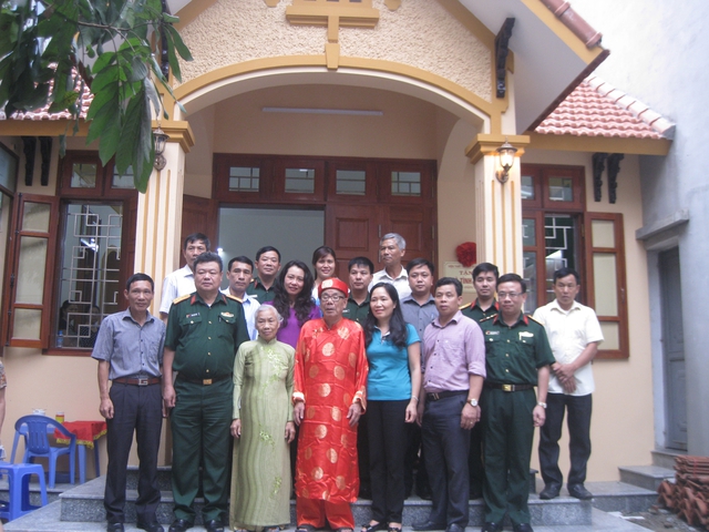 
Chính quyền phường Vạn Phúc, lãnh đạo Viện Thiết kế, Bộ Quốc phòng và gia đình ông Đỗ Văn Tỵ chụp ảnh lưu niệm bên căn nhà tình nghĩa
