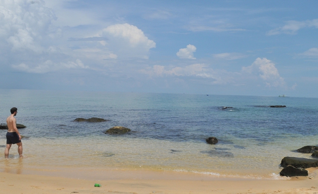 Những bãi biển tự do sau những khu nghỉ dưỡng dọc theo đường Trần Hưng Đạo