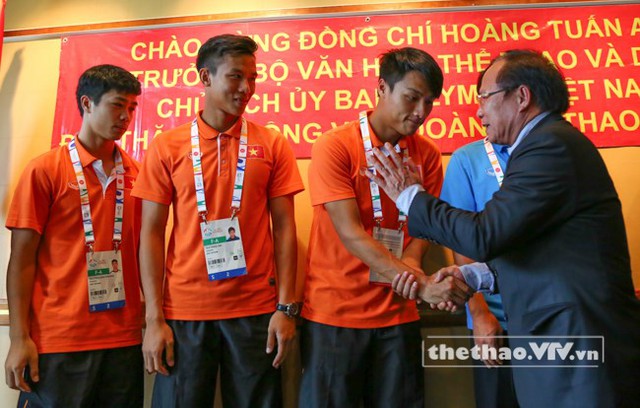 Bộ trưởng bộ Văn hóa, Thể thao & Du lịch Hoàng Tuấn Anh động viên các cầu thủ đại diện U23 Việt Nam