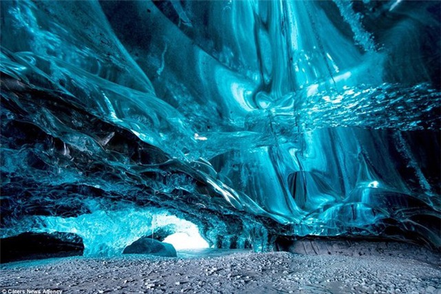 
Hang động sông băng Vatnajökull, Iceland là một địa điểm du lịch nổi tiếng trên thế giới, nơi đây có những khối băng trong suốt đẹp lung linh, ảo diệu khiến du khách như lạc vào một xứ sở chỉ có trong truyện cổ tích.
