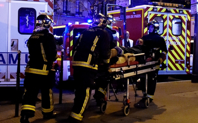 
Lực lượng cứu hộ đưa người bị thương ra khỏi khu vực ở gần nhà hát Bataclan tại trung tâm Paris (Ảnh: AFP)
