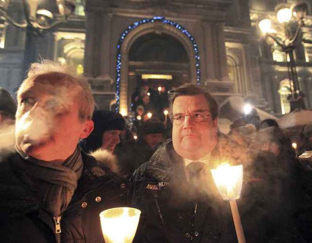 Thị trưởng TP Montreal, Canada, ông Denis Coderre, là một trong những người tham dự lễ tưởng niệm các nạn nhân người Pháp trước tòa thị chính.