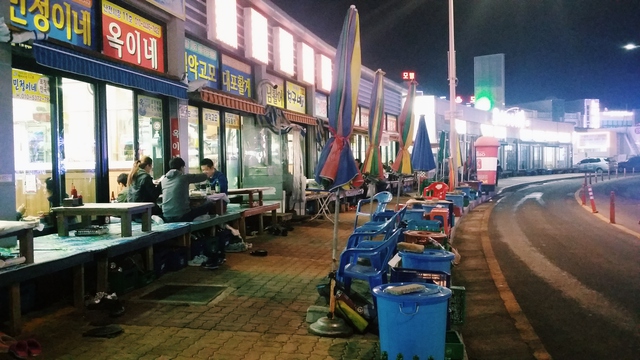 
Các nhà hàng hải sản nối tiếp nhau ở cảng Daepo
