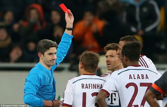 Sự bế tắc của Bayern Munich càng được thể hiện rõ nét hơn với tấm thẻ đỏ dành cho Xabi Alonso.