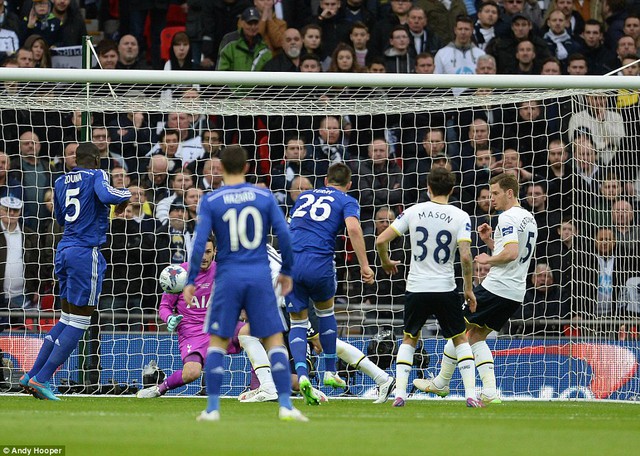 Những tưởng hiệp 1 của trận đấu sẽ kết thúc với tỷ số hòa 0-0 thì bất ngờ đã xảy ra trong một tình huống lộn xộn trước cầu môn Tottenham.