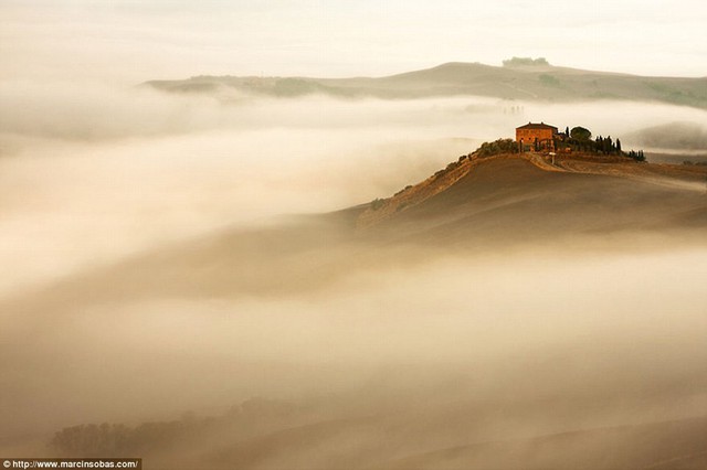 Lâu đài giữa sương khói mùa đông như được chụp từ một câu truyện cổ tích.