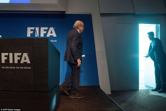 Ông Sepp Blatter từ chức sau 17 năm làm chủ tịch FIFA