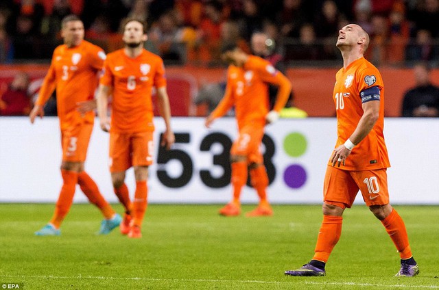 Tiền vệ Wesley Sneijder không thể cứu con tàu đắm Hà Lan