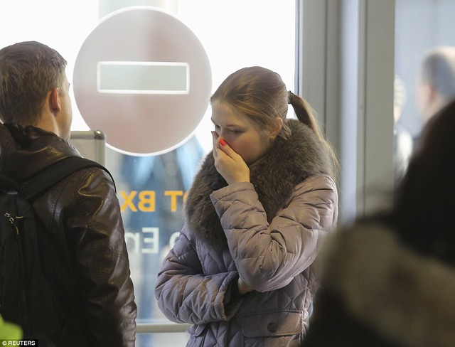 
Phút lặng người của một hành khách tại sân bay St Peterburg khi biết tin dữ
