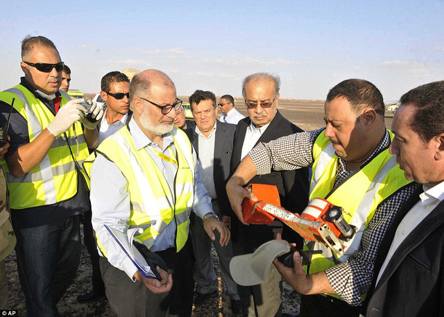 
Lực lượng cứu hộ Ai Cập đã tìm thấy được chiếc hộp đen ghi lại hành trình bay và sẽ đem ra phân tích để tìm ra nguyên nhân vụ tai nạn
