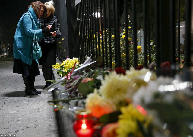 
Hàng trăm bó hoa đặt tại Đại sứ quan Nga tại Ukraine để tưởng niệm các nạn nhân
