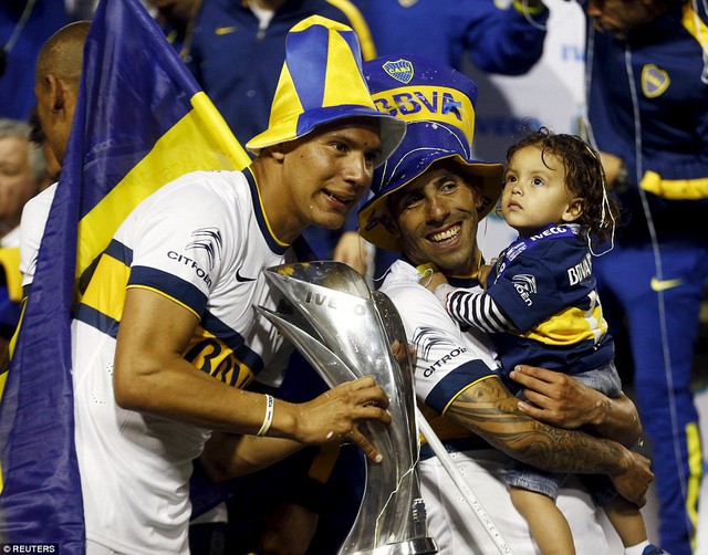 
Tevez ăn mừng chức vô địch với cô con gái bé bỏng của mình
