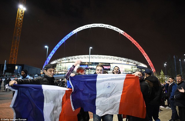 
Không ít khán giả Anh mang theo lá cờ Pháp kèm dòng chữ: Cầu nguyện cho Paris
