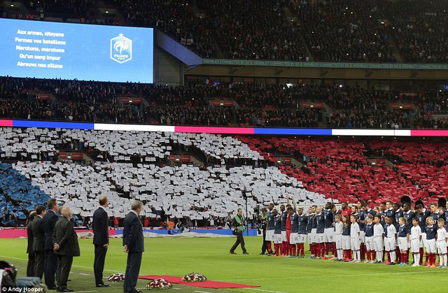 
Lá cờ Pháp khổng lồ mà người Anh dành tặng cho Pháp nhân lễ tưởng niệm
