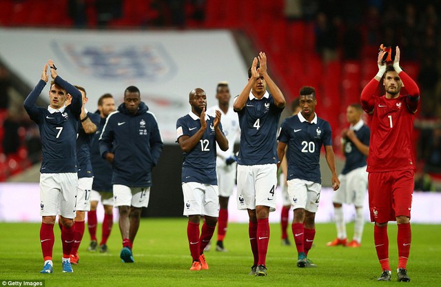 
Dù thua 0-2 nhung các cầu thủ Pháp vẫn nán lại sân để gửi lời cảm ơn với khán giả Anh
