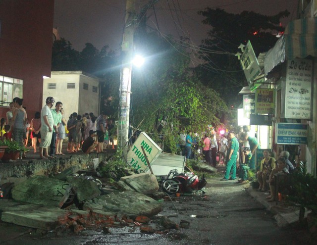 Bức tường ngã đè 2 người và 7 xe máy ở chung cư An Lộc