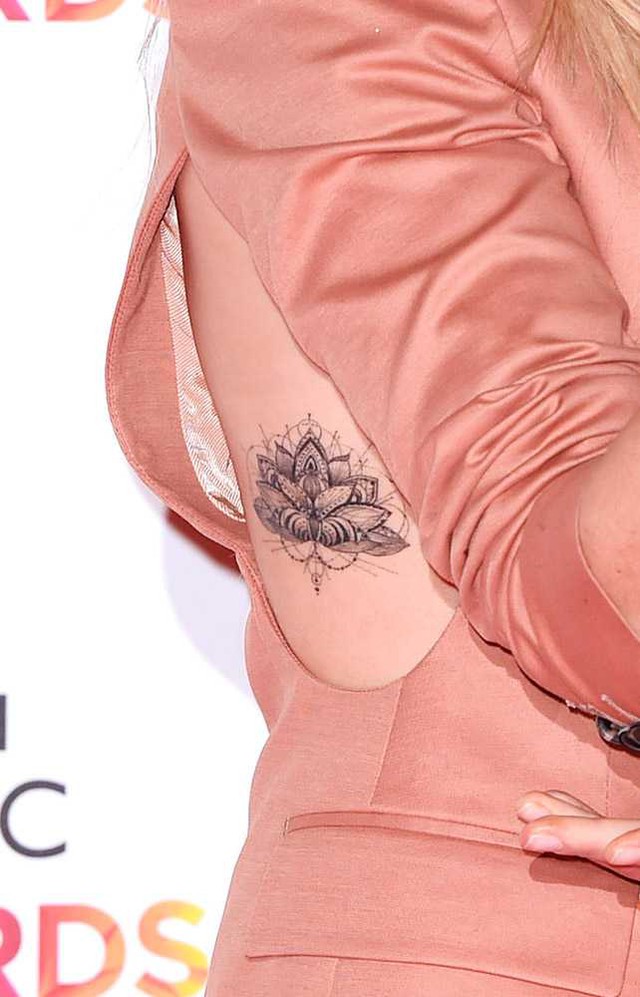 Ellie Goulding khoe hình hoa sen tuyệt đẹp với những đường vòng kỳ lạ ở Lễ trao giải âm nhạc BBC cuối năm ngoái.