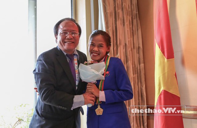 Bộ trưởng Hoàng Tuấn Anh trao HCV SEA Games 27 cho VĐV Nguyễn Thị Thanh Phúc