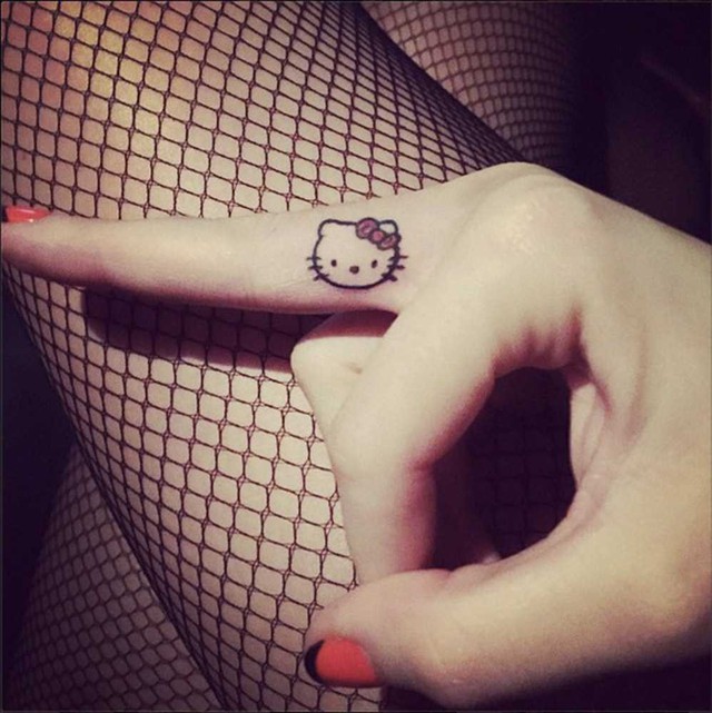 Katy Perry mang hình xăm Hello Kitty dễ thương.