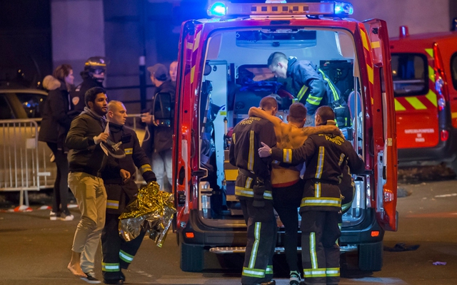 
Người bị thương ở sân vận động Stade de France được đưa lên xe cấp cứu (Ảnh: EPA)
