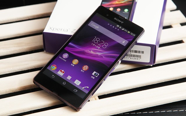 Cách kiểm tra thông dụng nhất đối với dòng Sony Xperia Z là thử khả năng chống nước của máy. (Ảnh: Zing)