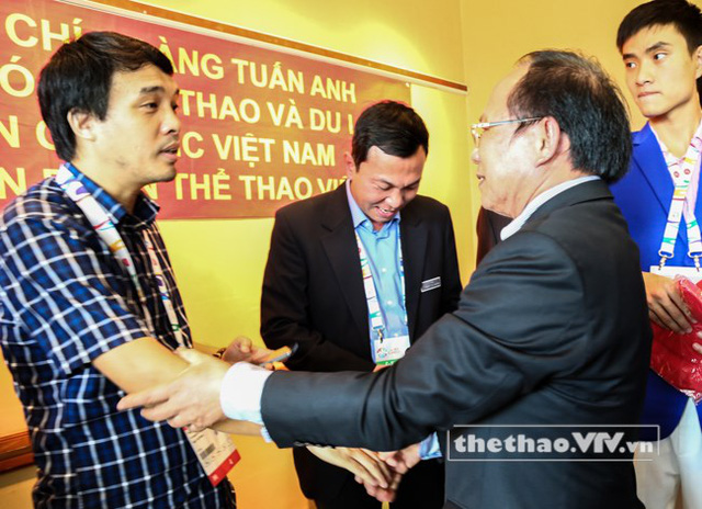 Bộ trưởng Hoàng Tuấn Anh trao đổi cùng Nhà báo Phan Ngọc Tiến, Trưởng ban Sản xuất các chương trình thể thao, Đài THVN - Trưởng đoàn công tác SEA Games 28 của VTV 