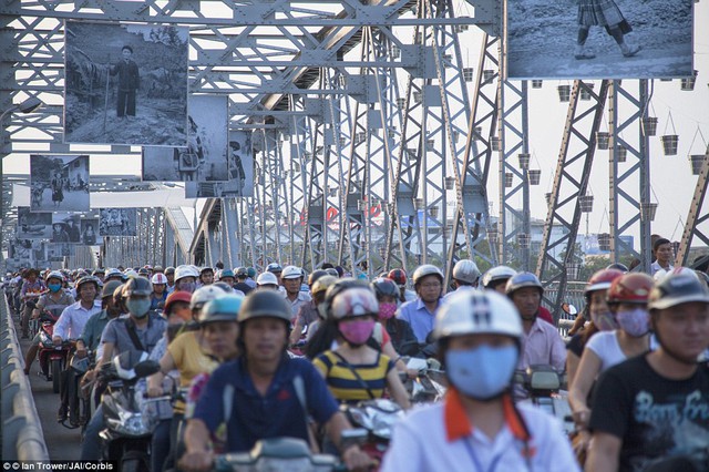 Hình ảnh nhiều làn xe máy nối đuôi nhau vượt qua cầu Tràng Tiền ở Thành phố Huế, Việt Nam.