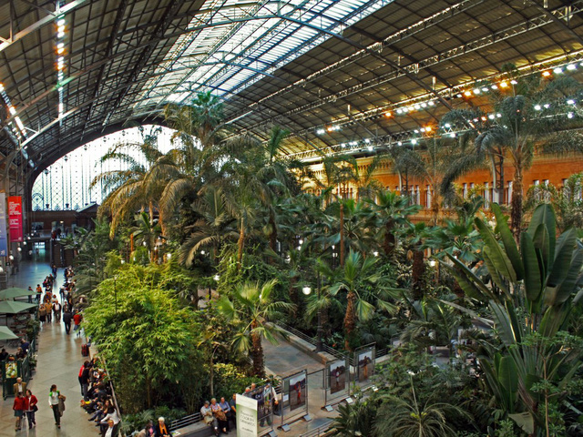 Nhà ga Atocha ở thủ đô Madrid, Tây Ban Nha, lại mang tới không gian bình yên của thiên nhiên với những khu vườn nhiệt đới trải rộng. Khi chờ tàu, du khách có thể giải trí bằng cách ngắm nhìn những tác phẩm điêu khắc.
