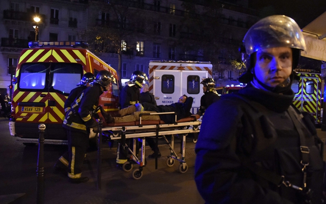 
Lực lượng cứu hộ và an ninh ở Paris được đẩy mạnh tại các khu vực diễn ra tấn công khủng bố (Ảnh: Reuters)
