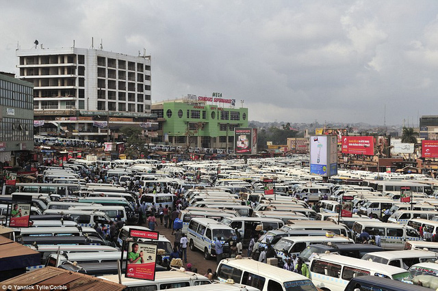 Bến xe ở Kampala, Uganda dường như không còn chỗ trống.