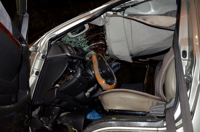 Chiếc ô tô 16 chỗ bị hư hỏng nặng sau sự cố