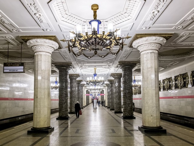 Avtovo là trạm tàu điện nổi tiếng nhất thành phố Saint Petersburg, Nga. Bên trong nhà ga được trang hoàng bằng đèn chùm khổng lồ, những cột đá cẩm thạch tinh sảo và tranh điêu khắc.