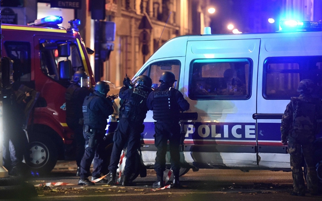
Cảnh sát tập trung ở khu vực quanh Phòng hòa nhạc Bataclan, nơi xảy ra vụ tấn công kinh hoàng nhất ở Paris (Ảnh: EPA)
