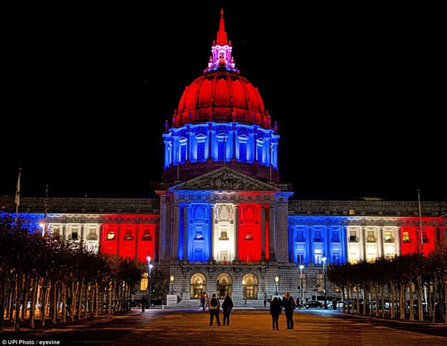 
San Francisco City Hall được bao phủ bởimàu sắc của lá quốc kỳ Pháp.
