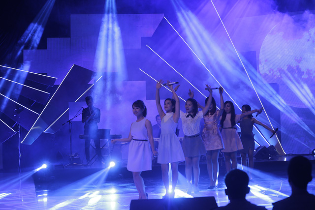 
6 cô gái xinh đẹp đến từ đội Đại học Thủ đô Hà Nội với ca khúc Sơn nữ ca.

