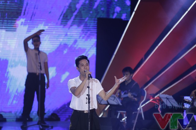 
Với giọng hát dày và khỏe, Hoàng Văn Hùng đến từ đội Học viện An ninh nhân dân đã có phần trình diễn ca khúc Lên đàng ấn tượng
