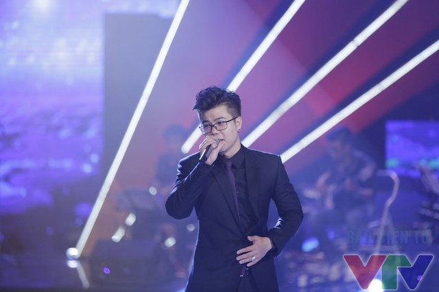
Góp mặt trong chương trình, ca sĩ Đinh Mạnh Ninh đã gửi đến khán giả bài hát Những ánh sao đêm
