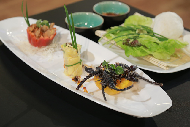 
Món ăn từ côn trùng sống của các thí sinh đã làm bếp trưởng Alain Nguyễn ấn tượng.
