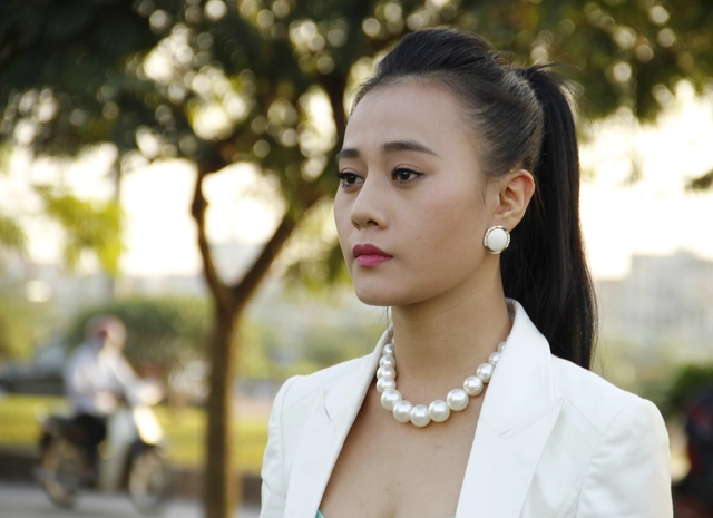 Diễn viên Phương Oanh đảm nhận vai Linh Đa trong phim. Cô gái dùng sắc đẹp để quyến rũ nhà báo Đức Thành.